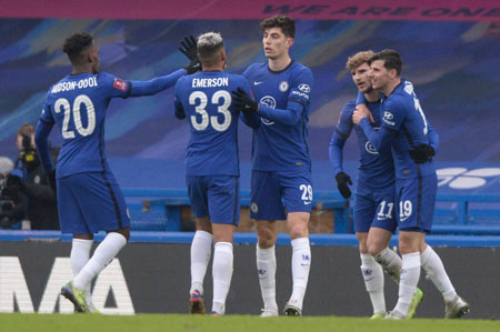 中超强队国安在亚冠被越南绝杀，国脚表现低迷，暴露中国足球实力与管理问题。