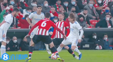 马赫雷斯和知名说唱歌手一同出镜，展示阿尔及利亚队新球衣