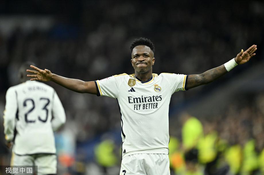 欧文背身单打得分，技术精湛