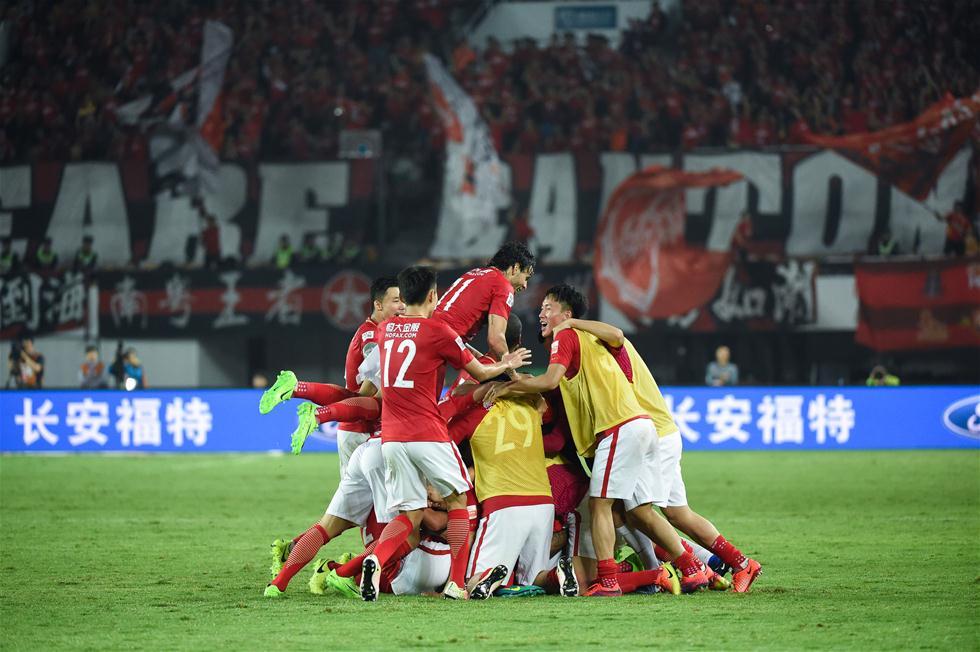 中国队在米兰冬奥会冰壶落选赛中以5-2战胜菲律宾队，取得三连胜，成为唯一全胜队伍。